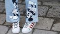 Een foto van een spijkerbroek met figuurtjes van Disney+