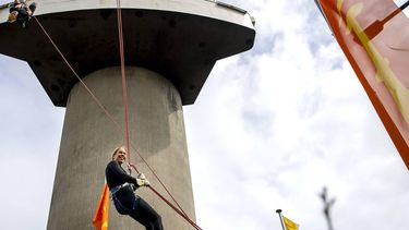ROTTERDAM - De Rotterdamse burgemeester Carola Schouten abseilend vanaf de Euromast. In aanloop naar de gemeenteraadsverkiezing van 18 maart 2026 heeft de burgemeester aan de inwoners van Rotterdam beloofd dat zij, bij een hogere opkomst dan in 2022, zou abseilen van de Euromast. SEM VAN DER WAL / ANP