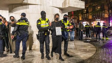 AMSTERDAM - Pro Palestina demonstranten worden afgevoerd tijdens een landelijke manifestatie op de Dam van de werkgroep Op de Bres voor Israël samen met andere organisaties. Er is ook een tegendemonstratie aangekondigd. DINGENA MOL / ANP