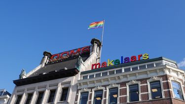 Maaskade gekleurd voor Rotterdam Pride
