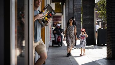TILBURG - Winkelende mensen in het centrum van Tilburg. In het midden en zuiden van Nederland geldt de waarschuwing code oranje vanwege extreme hitte. ROB ENGELAAR/ ANP