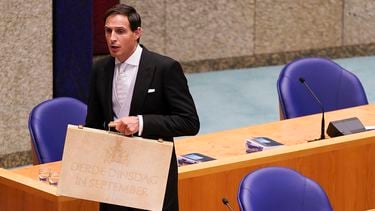 Een foto van minister Hoekstra, zijn beroemde koffertje bepaalt jouw salaris