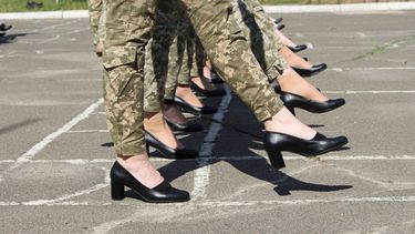 Vrouwen in het Oekraïense leger moeten verplicht op hakken marcheren.