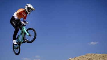 ARNHEM - Laura Smulders in actie tijdens de vierde wedstrijd om de wereldbeker BMX. ANP ROBIN VAN LONKHUIJSEN