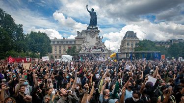 Protestanten in Frankrijk komen samen op de Place de la Republique.