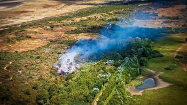 OUDDORP - Een natuurbrand in het duingebied langs het Oosterduinpad bij het Zuid-Hollandse Ouddorp. De brandweer krijgt hulp van korpsen uit de regio bij het bestrijden van de brand. MEDIA TV / ANP