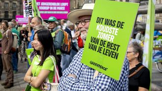 AMSTERDAM - Deelnemers tijdens de klimaatmars in aanloop naar Prinsjesdag. Verschillende organisaties willen met het protest meer druk op het kabinet-Jetten zetten om fossiele brandstoffen in te ruilen voor hernieuwbare bronnen. KOEN VAN WEEL / ANP