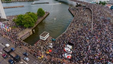 Foto van heel veel mensen in Rotterdam bij de demonstratie tegen politiegeweld