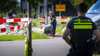 MEERSTAD - Politieonderzoek bij de woning aan de Meerhoven, waar een echtpaar (beiden 53 jaar) dood is aangetroffen. De verdachte in de zaak is het kind van de twee. De verdachte zit in beperkingen, wat betekent dat het kind alleen contact mag hebben met een advocaat. JILMER POSTMA / ANP