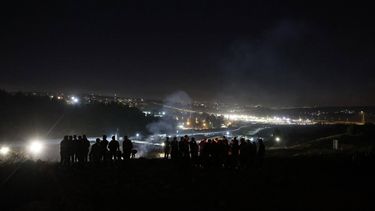 2023-11-24 17:18:17 People gather on a hill overlooking the Israeli Ofer military facility in Baytunia in the occupied West Bank as they wait for the release of Palestinian prisoners in exchange for Israeli hostages freed by Hamas in Gaza on November 24, 2023. After 48 days of gunfire and bombardment that claimed thousands of lives, a four-day truce in the Israel-Hamas war began on November 24 with 50 hostages set to be released in exchange for 150 Palestinian prisoners.
Jaafar ASHTIYEH / AFP