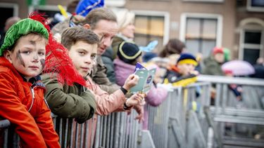 2023-11-18 09:33:20 GORINCHEM - Kinderen wachten op de komst van Sinterklaas in Gorinchem. ANP ROBIN UTRECHT
