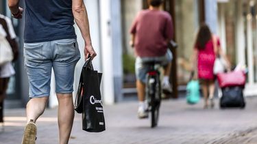 HAARLEM - Winkelend publiek in een winkelstraat in Haarlem. Door de consumptie van huishoudens is de groei van de Nederlandse economie toegenomen. REMKO DE WAAL / ANP