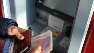 Pinnen, geld, pinautomaat