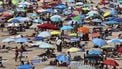 epa12202702 People cool off at the beach during a heat wave in Oeiras near Lisbon, Portugal, 28 June 2025.  EPA/ANTONIO COTRIM