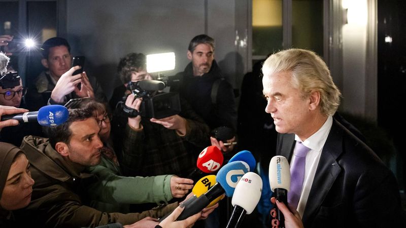 DEN HAAG - Geert Wilders (PVV) staat de pers te woord na crisisoverleg op het Catshuis na afloop van een ministerraad. Staatssecretaris Nora Achahbar (Toeslagen, NSC) is uit het kabinet gestapt uit onvrede over uitspraken van kabinetsleden over mensen met een migratieachtergrond. ANP SEM VAN DER WAL