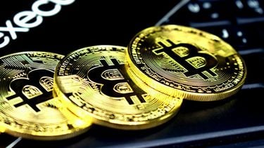 Een foto van drie bitcoins