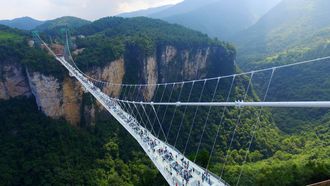 Een toerist in China stond doodsangsten uit nadat een glazen brug waarop hij liep het begaf