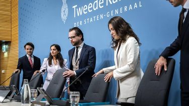 DEN HAAG - De parlementaire enquêtecommissie over het coronabeleid met (VLNR) Dion Huidekooper, Songül Mutluer, voorzitter Daan de Kort, Annelotte Lammers en André Poortman voorafgaand aan het openbare verhoor van Mark Rutte. Tijdens de pandemie was Rutte als minister-president het gezicht van de coronamaatregelen. REMKO DE WAAL / ANP