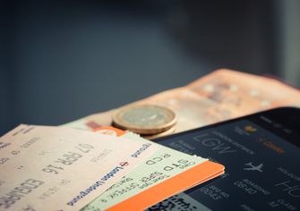 Een foto van een vliegticket en geld