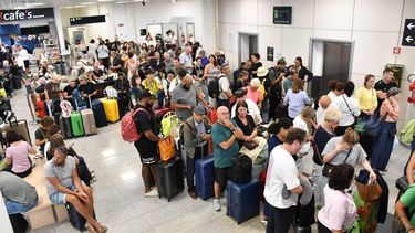 epa13264473 Passengers wait at the departure terminal of Catania-Fontanarossa Airport following the suspension of flight operations in Catania, Sicily, Italy, 26 September 2026. Airport authorities halted arrivals and departures after renewed volcanic activity from Mount Etna's Northeast Crater generated a four-kilometer-high ash cloud that forced airport operators to suspend air traffic.  EPA/ORIETTA SCARDINO