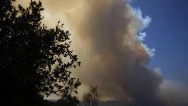 epa13129880 A column of smoke from a wildfire rises over the skyline in Pelayos de la Presa municipality, Community of Madrid, Spain, 24 July 2026. Commanders of the operation against the forest fire affecting the southwest of the Autonomous Community of Madrid ordered the evacuation of the municipalities of Chapineria, Navas del Rey, and Colmenar del Arroyo on 24 July as the fire fronts continue to advance out of control.  EPA/MARISCAL