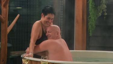 'Hitsige Henk' met zijn date Nina in de hot tub in het Lang Leve de Liefde-huis.