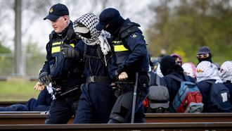 ELST - Politieagenten van de Mobiele Eenheid grijpen in tijdens een blokkade van de Betuweroute door activisten van Geef Tegengas. De actiegroep protesteert onder meer tegen mensenrechtenschendingen wereldwijd en de klimaatcrisis. SEM VAN DER WAL / ANP