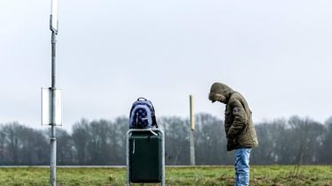 TER APEL - Een bewoner van het AZC Ter Apel wacht bij een bushalte voorafgaand aan een bezoek van Marjolein Faber, minister van Asiel en Migratie. Daar werd onder andere gesproken over de aanpak van kansarme en overlast gevende asielzoekers. ANP REMKO DE WAAL