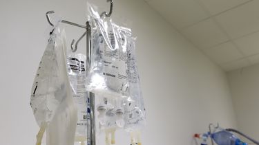 Man doodt vier patiënten met infuusstandaard