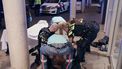 Agenten en ambulancepersoneel helpen in Bureau Rotterdam een slachtoffer van een schietpartij.
