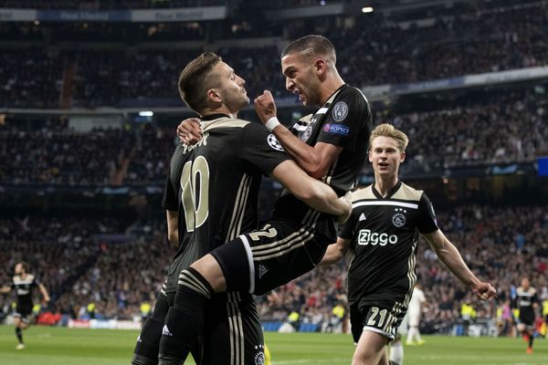 Hakim Ziyech van Ajax heeft de 1-0 gescoord. 