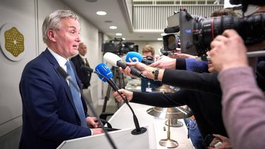 DEN HAAG - Demissionair staatssecretaris Eric van der Burg (Asiel en Migratie) na afloop van de behandeling van de spreidingswet door de Eerste Kamer. Met de nieuwe wet wil de overheid de asielzoekers verdelen over het land, desnoods door gemeenten te dwingen tot opvang. De Tweede Kamer heeft de voorgestelde wet al goedgekeurd. ANP PHIL NIJHUIS