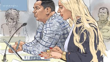 DEN HAAG - Rechtbanktekening van verdachte Govinda B. tijdens de inhoudelijke behandeling. De man uit Delft wordt ervan verdacht dat hij in 2022 en 2023 meermaals een vrouw met wie hij een relatie had heeft verkracht na haar te hebben gedrogeerd. Hij zou het slachtoffer ook hebben mishandeld door bij haar twee tatoeages te laten aanbrengen, waarvan een met zijn naam, en haar hebben geslagen. ALOYS OOSTERWIJK / ANP