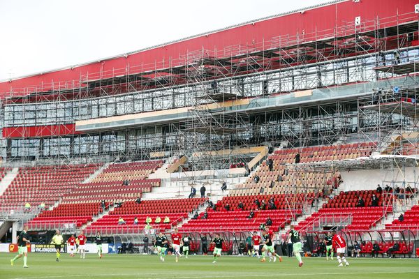 Een foto van het AZ-stadion vol met bouwsteigers