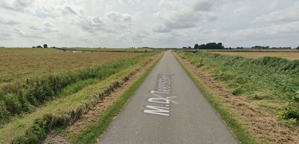 De weg was in 2021, toen Google Streetview de beelden maakte, nog niet in tweeën gedeeld.