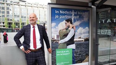 Wethouder Ronald Scheider tijdens de presentatie van de poster. / Instagram Zelfgekozen / Gemeente Rotterdam
