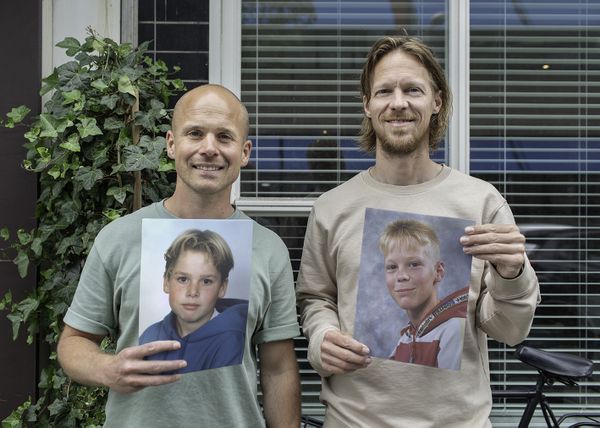 Op deze foto zie je de oprichters Paul Bakker & Jeroen de Korte met een oude klassenfoto in de hand.