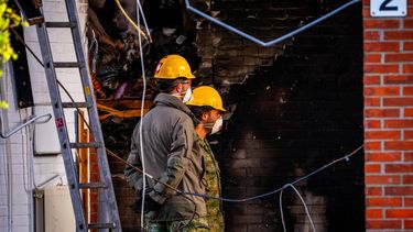 AMSTERDAM - De EOD (Explosieve Opruimingsdienst Defensie) ter plaatse bij een flatgebouw aan de Osdorper Ban waar een explosie heeft plaatsgevonden. Na de explosie brak een grote brand uit. JOSH WALET / ANP