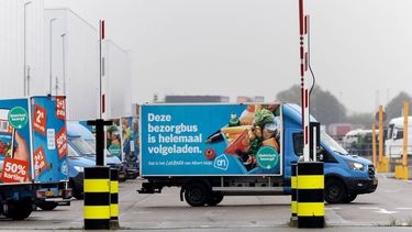 AMSTERDAM - Bestelbusjes bij een distributiecentrum van Albert Heijn. Door een cyberincident bij moederbedrijf Ahold Delhaize liggen werkzaamheden in verschillende distributiecentra noodgedwongen stil. RAMON VAN FLYMEN / ANP