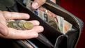 een portemonnee met geld