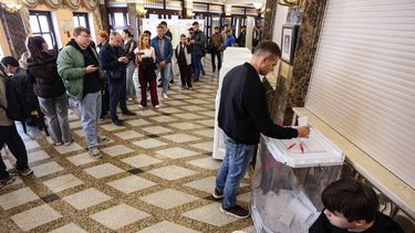 epa13247333 People take part in voting at a polling station during parliamentary elections in Moscow, Russia, 18 September 2026. Russia elects the new State Duma, the lower house of parliament, during unified voting day from 18 to 20 September.  EPA/MAXIM SHIPENKOV