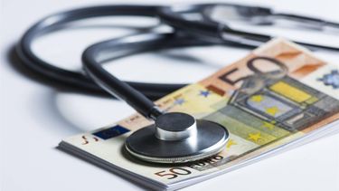 DEN HAAG - Een stethoscoop op een stapeltje eurobiljetten. Illustratief beeld van de bezuinigingen op de gezondheidszorg. ANP XTRA LEX VAN LIESHOUT