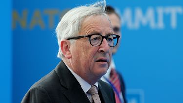 VIDEO: Juncker loopt scheef en verliest bijna balans