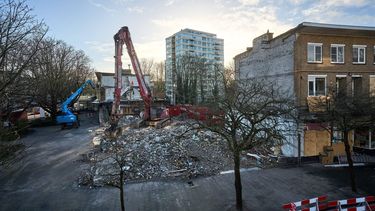 DEN HAAG - Beschadigde woningen aan de Tarwekamp in de Haagse wijk Mariahoeve worden gesloopt. Bij explosies aan de Tarwekamp kwamen zes mensen om het leven en raakten meerdere mensen gewond. Een aantal woningen stortte volledig in en andere panden raakten zwaar beschadigd. ANP PHIL NIJHUIS
