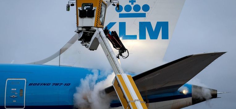 SCHIPHOL – Een KLM vliegtuig krijgt op luchthaven Schiphol een de-icing behandeling. Vloeistof verdund met water wordt op het vliegtuig gesproeid waardoor ijs ontdooit. KOEN VAN WEEL / ANP
