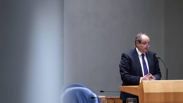 DEN HAAG - Minister Hans Vijlbrief (Sociale Zaken en Werkgelegenheid) tijdens het debat over het steunpakket voor de hoge energie-en brandstofprijzen in de Tweede Kamer. Door de oorlog in Iran en de blokkade van de Straat van Hormuz zijn de prijzen voor energie en brandstof zwaar gestegen. JEROEN JUMELET / ANP