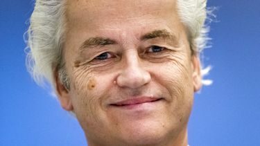 Op deze foto zie je Geert Wilders tijdens zijn proces.