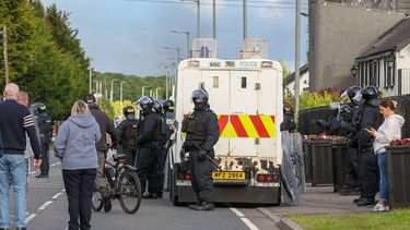 Police in riot gear seal off the road leading to a hotel previously believed to house migrants, in the town of Mallusk, Co Antrim, north of Belfast, Northern Ireland, on June 10, 2026. Northern Ireland braced on June 10 for a potential second night of violence directed at immigrants, following unrest that UK authorities say was stoked by far-right activists on social media after a brutal Belfast stabbing.
Paul Faith / AFP