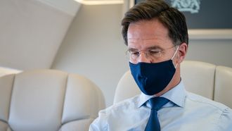 Een foto van premier Rutte met een mondkapje