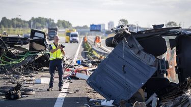 WEZEP - Hulpverleners op de A28 bij Wezep (Gelderland) waar meerdere gewonden zijn gevallen bij een ongeluk met een touringcar en een bestelbus. In de bus zouden meer dan vijftig mensen hebben gezeten. JEROEN JUMELET / ANP